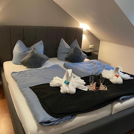 Hotel Und Restaurant Zum Bunten Hirsch Mirow Eksteriør billede